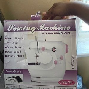 Mini sewing machine